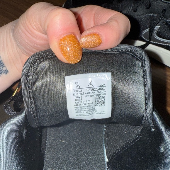 Jordan 1 Low SE “Black/Metallic Silver/Sail/Metallic Gold" - Picture 5 of 9